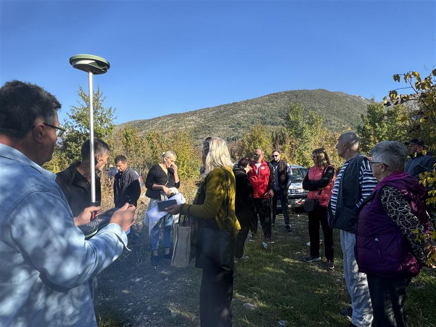 МОСTАР, 31. ОКTОБРА /СРНА/ - Мјештани насеља Кути код Мостара покушавају да спријече инвеститора да трасира пут ка каменолому, па је на терен позвана и полиција.