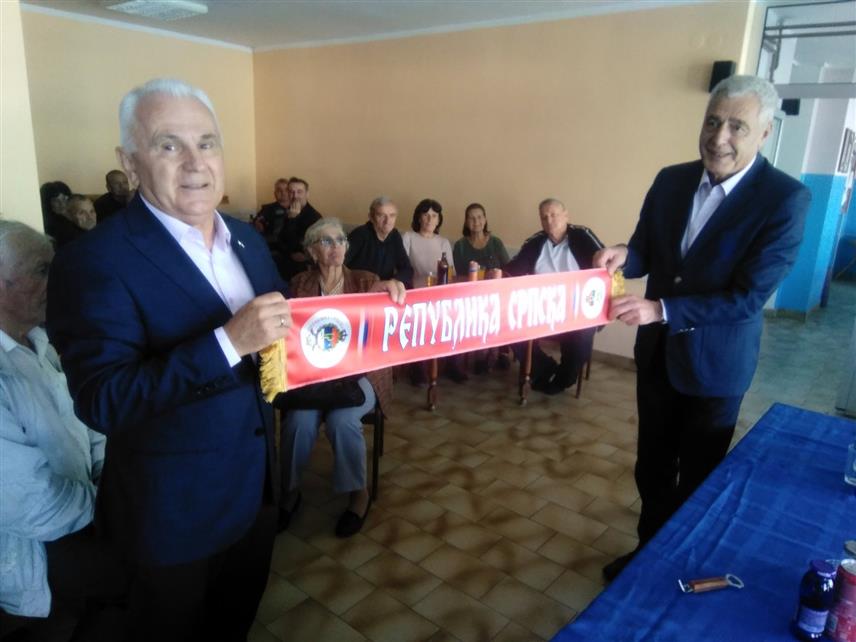 БРАТУНАЦ, 31. ОКТОБРА /СРНА/ - Предсједник бањалучког одбора за помоћ Косову и Метохији Милорад Арлов и начелник Лазар Продановић.