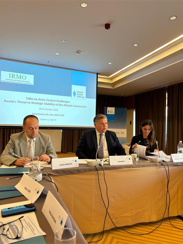 САРАЈЕВО/ЗАГРЕБ, 31. ОКТОБРА /СРНА/ - Замјеник министра иностраних послова у Савјету министара Јосип Бркић на панел дискусији у Загребу под називом "Милитаризација међународних послова и њен утицај на контролу наоружања у Југоисточној Европи".