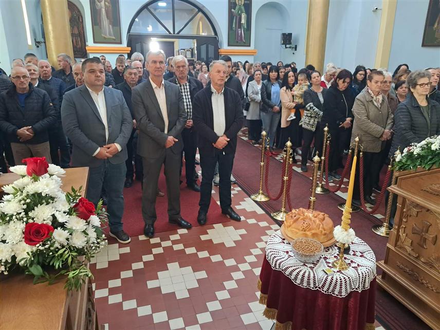 КОТОР ВАРОШ, 31. ОКТОБРА /СРНА/ - Поводом славе општине, у Храму Рођења Пресвете Богородице у Котор Вароши служена је литургија, а потом су услиједиле славске свечаности којима су присуствовали локални привредници, званице из јавног, политичког и културног живота општине и представници Владе Републике Српске.