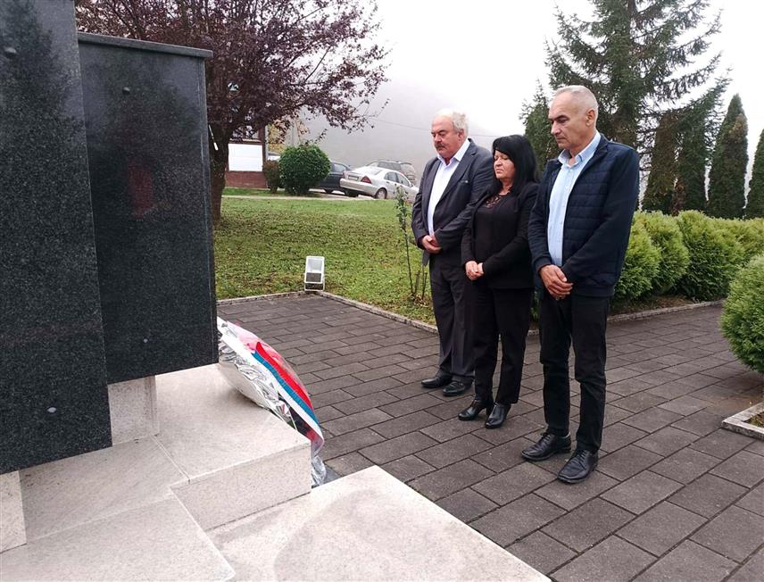 КРУПА НА УНИ, 31. ОКТОБРА /СРНА/ - Полагањем вијенаца и цвијећа код спомен- обиљежја погинулим борцима Војске Републике Српске, почело је обиљежавање крсне славе ове локалне заједнице Свети апостол и јеванђелист Лука.