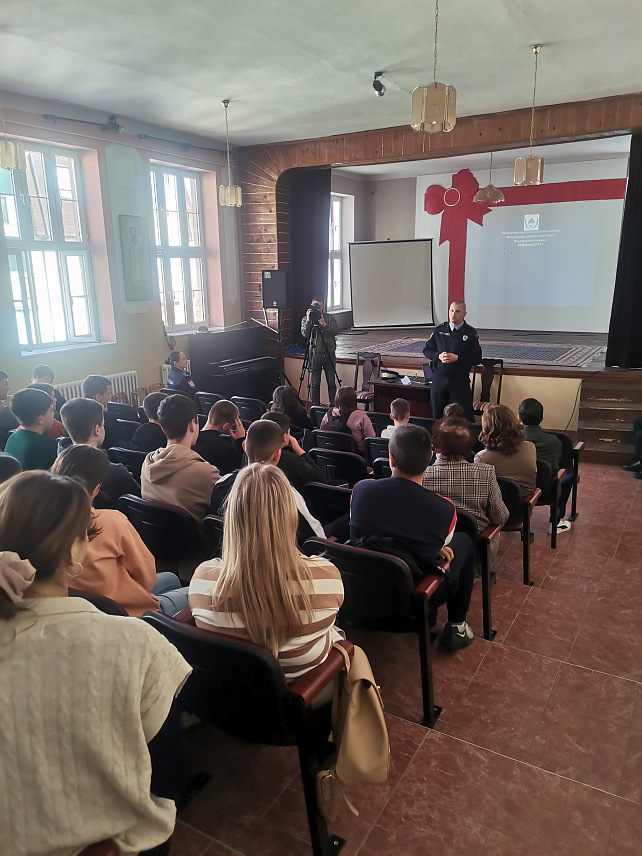 БИЈЕЉИНА, 31. ОКTОБРА /СРНА/ - Ученици Основне школе "Свети Сава" из Бијељине данас су упознати о вршњачком насиљу, начину испољавања и његовим посљедицама, те како да реагују у том случају.	