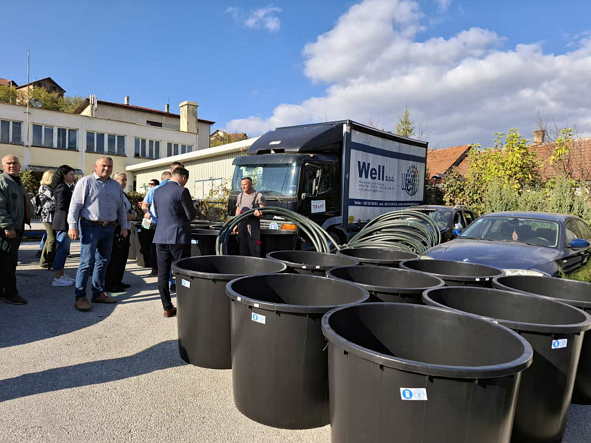 ВИШЕГРАД, 31. ОКТОБРА /СРНА/ - У Вишеграду је данас уручена опрема за наводњавање пластеника за 36 корисника који се баве пољопривредом на подручју ове локалне заједнице, а пројекат су спровели општина и Програм Уједњених нација за храну и привреду /ФАО/.