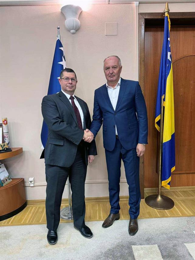 САРАЈЕВО, 31. ОКТОБРА /СРНА/ - Министар одбране у Савјету министара Зукан Хелез састао се данас у Сарајеву са војним аташеом САД у БиХ Ериком Адамсом.	
