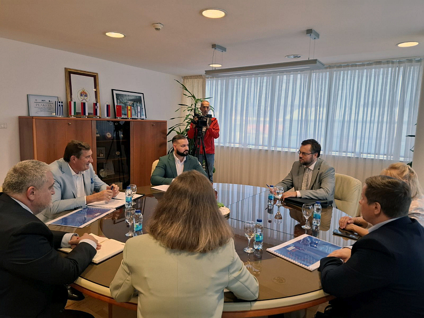 БАЊАЛУКА, 31. ОКТОБРА /СРНА/ - Министар привреде и предузетништва Републике Српске Војин Митровић је разговарао са делегацијом "Технопарка" из руског града Санкт Петербурга.