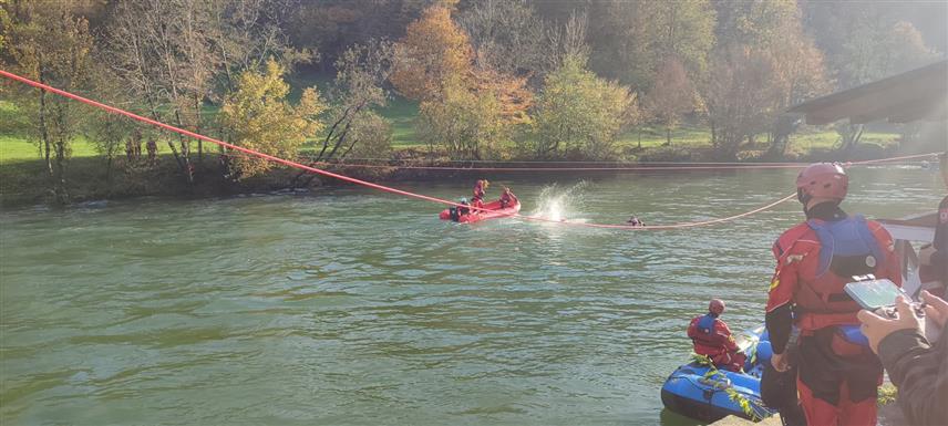 БАЊАЛУКА, 31. ОКТОБРА /СРНА/ - Републичка управа цивилне заштите успјешно је извела данас на Врбасу у Бањалуци показну вјежбу "Спасавање из брзих вода и поплава по систему `Спасавање три - Европа`" /Rescue 3 Europe/.	