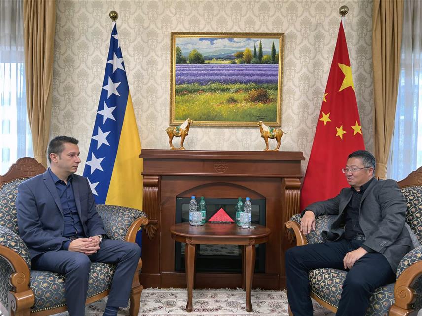 САРАЈЕВО, 31. ОКТОБРА /СРНА/ - Замјеник министра одбране у Савјету министара Александар Гогановић и отправник послова Амбасаде Кине у БиХ Мјао Даке констатовали су данас на састанку да су односи двије земље добри и да ће се радити на њиховом додатном унапређењу.
