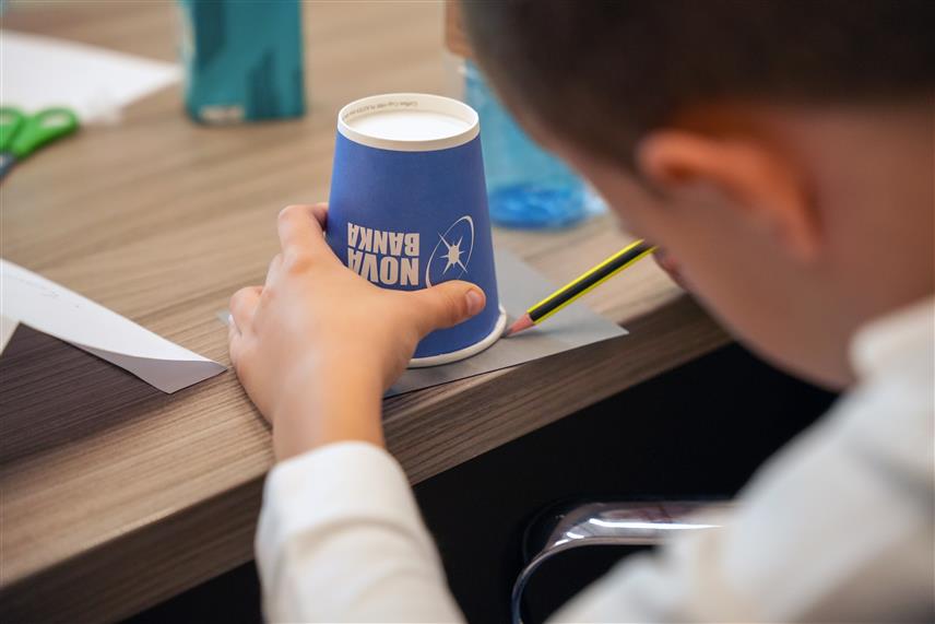 БАЊАЛУКА, 31. ОКТОБРА /СРНА/ - Више од 400 ученика широм БиХ одазвало се позиву Нове банке да поводом Свјетског дана штедње - 31. октобра посјете пословнице Банке и учествују у посебном едукативном програму посвећеном важности штедње.