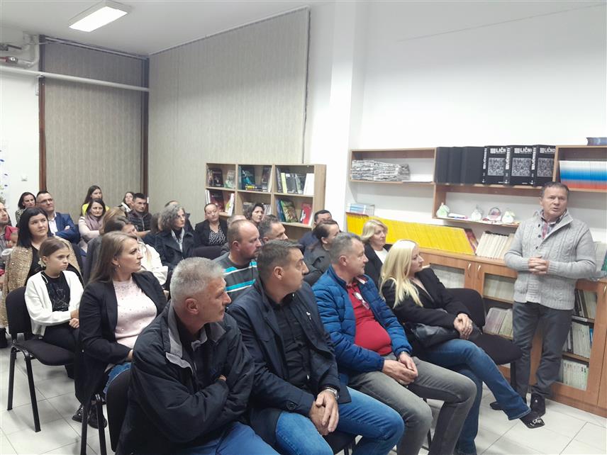 МРКОЊИЋ ГРАД, 31. ОКТОБРА /СРНА/ - У Мркоњић Граду вечерас је у част дјечијег пјесника из ове општине Ђуре Стипановића организовано вече поезије под називом "Сјећање на Ђурину поезију", у којој су учествовали ученици основних школа "Иван Горан Ковачић" и "Петар Кочић".