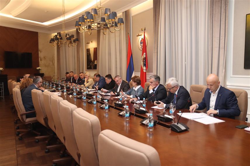 БАЊАЛУКА, 31. ОКТОБРА /СРНА/ - Предсједник Републике Српске Милорад Додик са сарадницима одржао је састанак са директором и члановима Надзорног одбора "Шума Српске" на којем је закључено да ће бити смијењени директори који су негативно пословали, имали низак степен извршења производње, нису примјењивали савремене технологије у шумарству, те су имали неисплаћене обавезе према локалним заједницама.