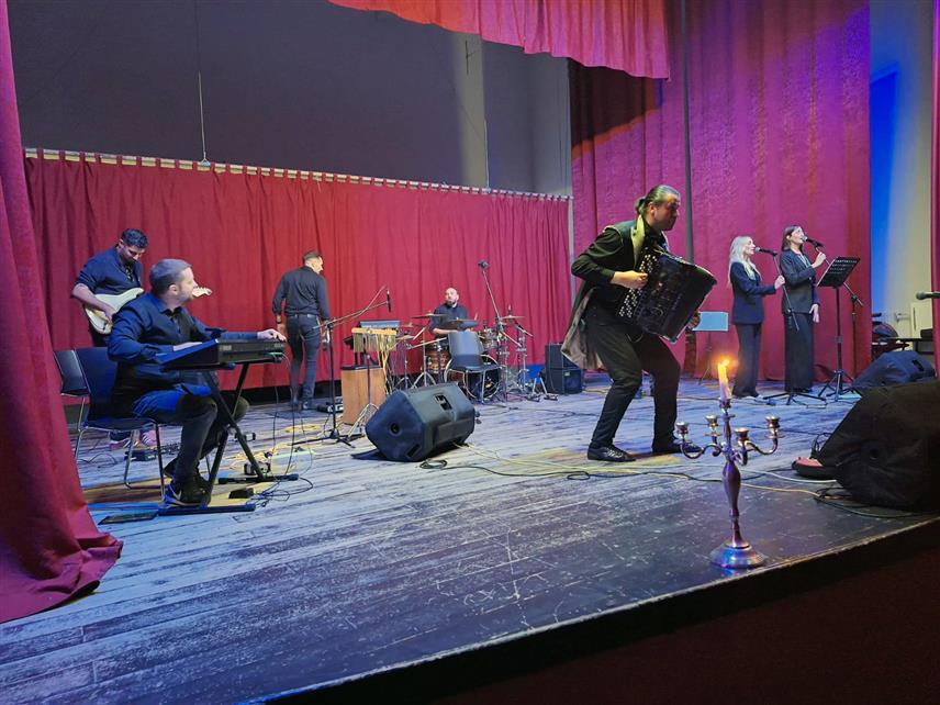 ШАМАЦ, 31. ОКTОБАР /СРНА/ - Виртуоз на хармоници Душан Секулић наступио је са пратећим бендом пред шамачком публиком која је аплаузом испратила обраде ритмова народне музике, свјетских хитова и познатих аутора класичне, рок и поп музике.