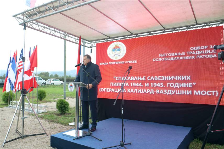 ДОБОЈ, 3. ОКТОБРА /СРНА/ - Предсједник Републике Српске Милорад Додик изјавио је у Бољанићу код Добоја да је четнички покрет имао највише удјела у спасавању америчких пилота у операцији "Халијард" прије 80 година и да америчког амбасадора Мајкла Марфија треба да буде срам што ту данас нема и званичних представника САД. /Фото - Борислав Здриња/