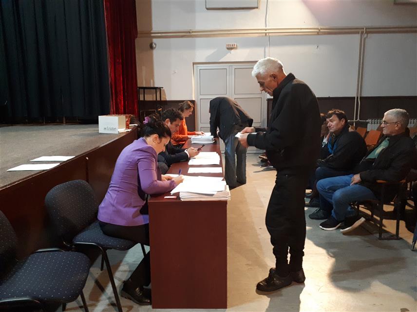 КОСTАЈНИЦА, 3. ОКTОБРА /СРНА/ - Начелник општине Костајница Никола Јањетовић данас је уручио рјешења о додјели једнократне новчане помоћи за 173 корисника из категорија бораца и ратних војних инвалида Одбрамбено-отаџбинског рата.