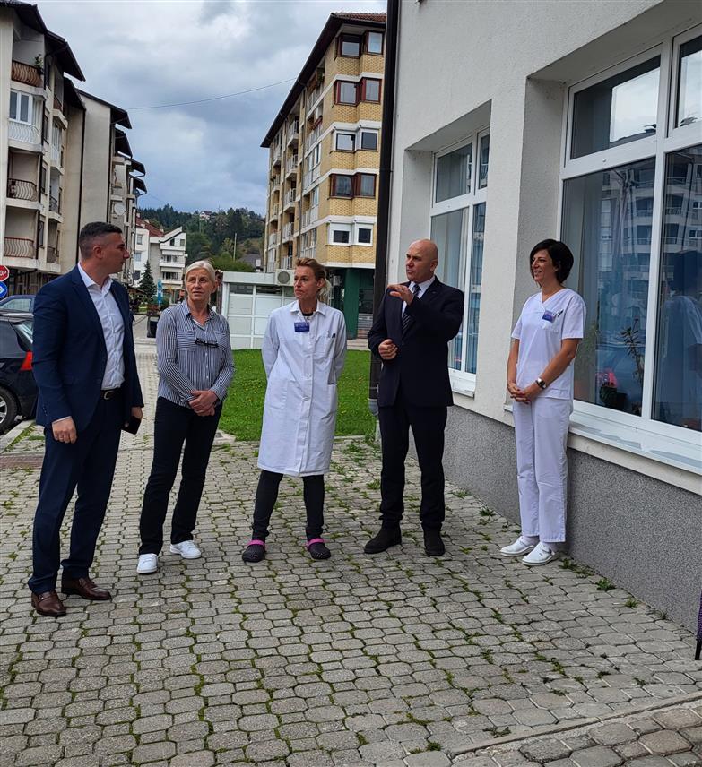 ПАЛЕ, 3. ОКТОБРА /СРНА/ - Кандидат за начелника општине Пале Дамјан Шкипина донирао је данас униформе за здравствене раднике и немедицинско особље Дома здравља "Стана Томић".