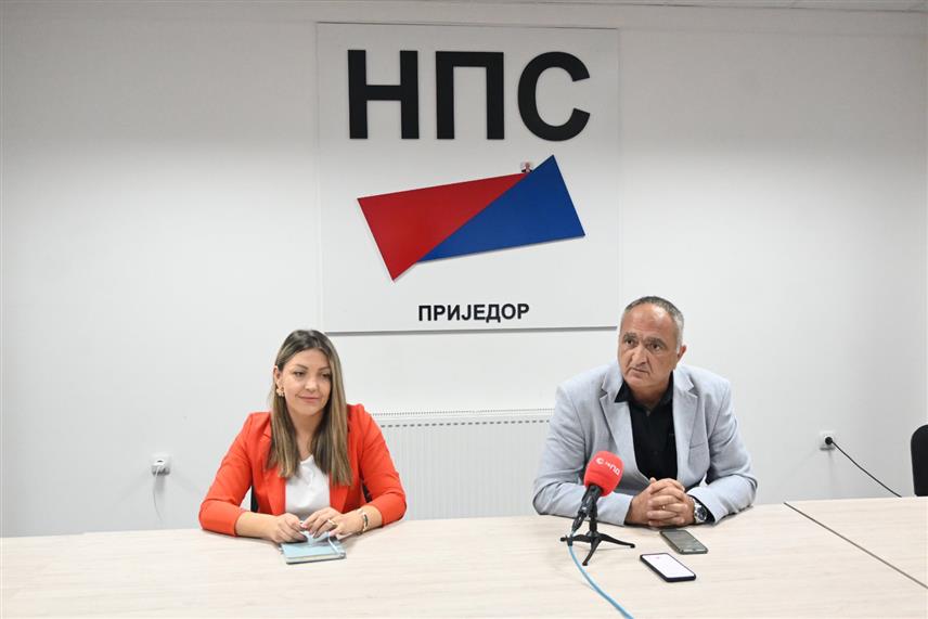 ПРИЈЕДОР, 3. ОКТОБРА /СРНА/ - Кандидат Народне партије Српске /НПС/ за одборника у Скупштини града Приједора Славиша Узелац и кандидат НПС-а за одборника у Скупштини града Приједора Маја Дроњић Милијевић на конференцији за новинаре.