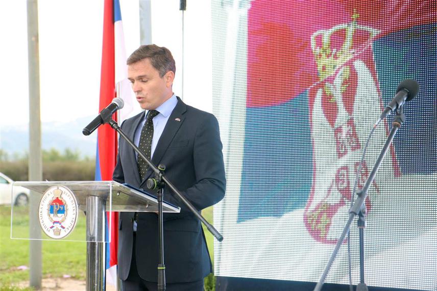 БОЉАНИЋ, 3. ОКТОБРА /СРНА/ - Српски народ увијек је био на правој страни историје што потврђује и спасавање савезничких пилота у операцији "Халијард" у Другом свјетском рату, а многи то заборављају, рекао је данас у Бољанићу код Добоја изасланик предсједника Србије Ђорђе Тодоров. /Фото - Борислав Здриња/