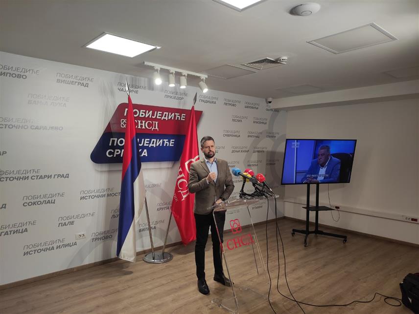 БАЊАЛУКА, 3. ОКТОБРА /СРНА/ - Генерални секретар СНСД-а Срђан Амиџић рекао је да је потврђено да је у Градску управу у Бањалуци стигла тужба у вези са незаконитом изградњом "Парка књиге" у близини Народног позоришта Републике Српске у којој власници земље на којој је направљен парк траже вишемилионско обештећење.