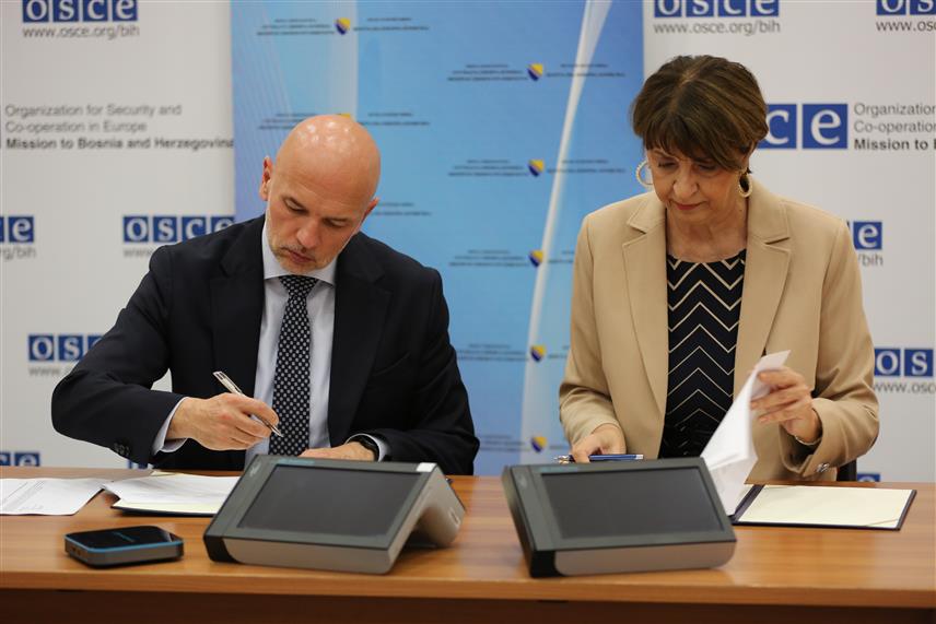 САРАЈЕВО, 3. ОКТОБРА /СРНА/ - Мисија ОЕБС-а у БиХ подржала је Централну изборну комисију /ЦИК/ БиХ у спровођењу Пилот-пројекта 3 "Биометријска идентификација и аутентификација бирача", који ће бити спроведен на свих 138 бирачких мјеста у Брчко дистрикту.
