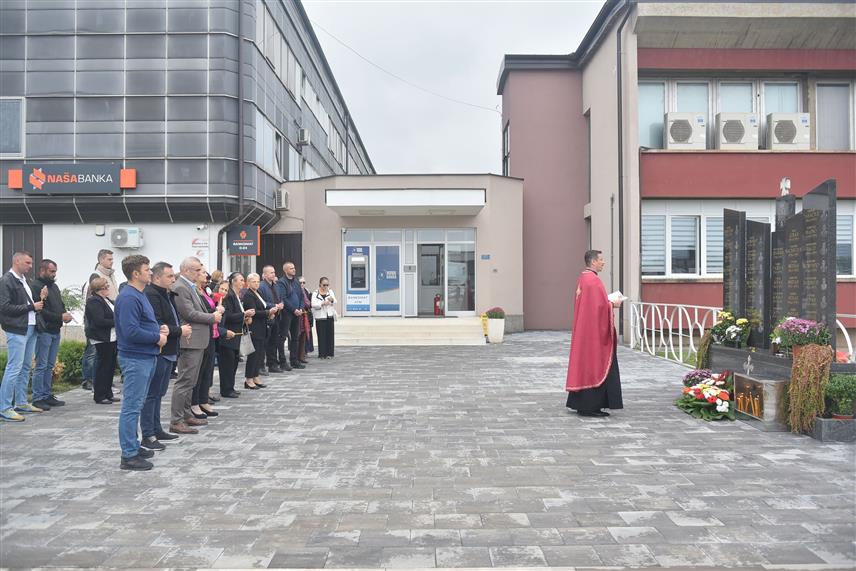 ЗВОРНИК, 3. ОКТОБРА /СРНА/ - У компанији "Алумина" из Зворника данас је организован пријем за 36 породица погинулих радника у Одбрамбено-отаџбинском рату, поводом 6. октобра - Дана фабрике, а претходно су породице погинулих радника са представницима синдиката и менаџмента компаније прислужили су свијеће и положили цвијеће на спомен-обиљежје у кругу Фабрике, а је помен је служило мјесно свештенство.