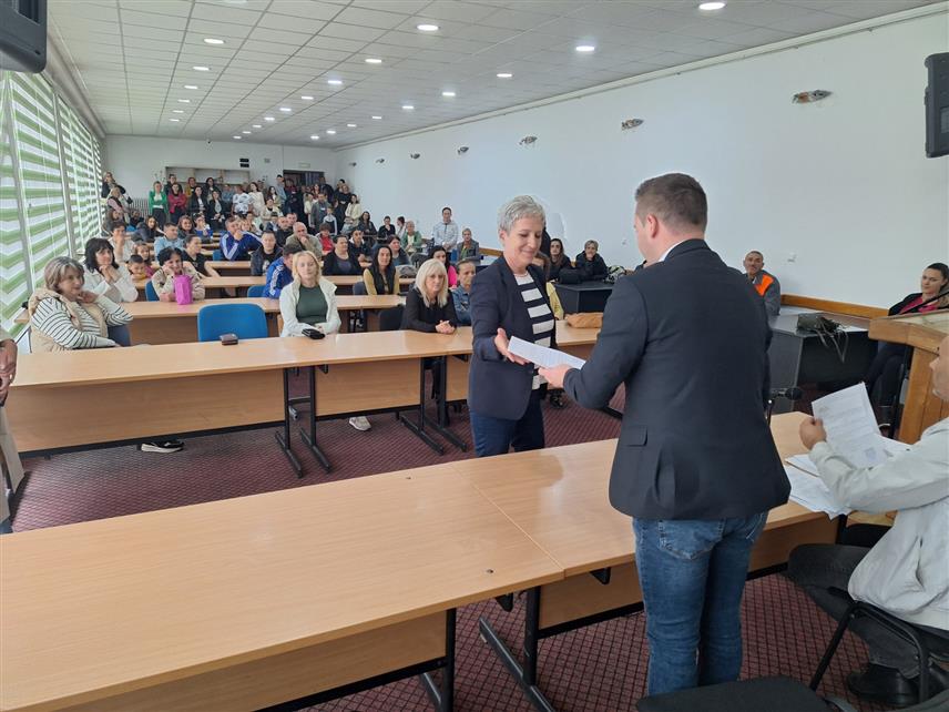 ФОЧА, 3. ОКТОБРА /СРНА/ - Општина Фоча исплатила је данас по 200 КМ за набавку зимнице за 320 вишечланих породица, које су претходно задовољиле услове јавног позива.