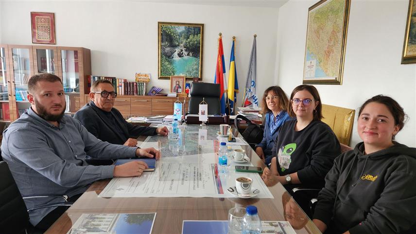 СОКОЛАЦ, 3. ОКТОБРА /СРНА/ - Начелник општине Соколац Милован Бјелица данас је разговарао о истраживањима на археолошком локалитету Кадића брдо са тимом археолога које је предводила Елке Кајзер са Слободног универзитета у Берлину.