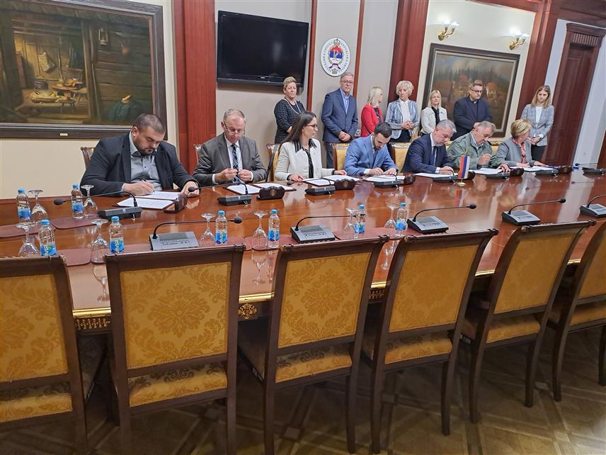 БАЊАЛУКА, 3. ОКТОБРА /СРНА/ - Министар здравља и социјалне заштите Републике Српске Ален Шеранић потписао је данас у Бањалуци протокол којим се омогућава рехабилитација и лијечење повратника у Ливањском и Унско-санском кантону у Институтуту за физикалну медицину, рехабилитацију и ортопедску хирургију "Др Мирослав Зотовић".