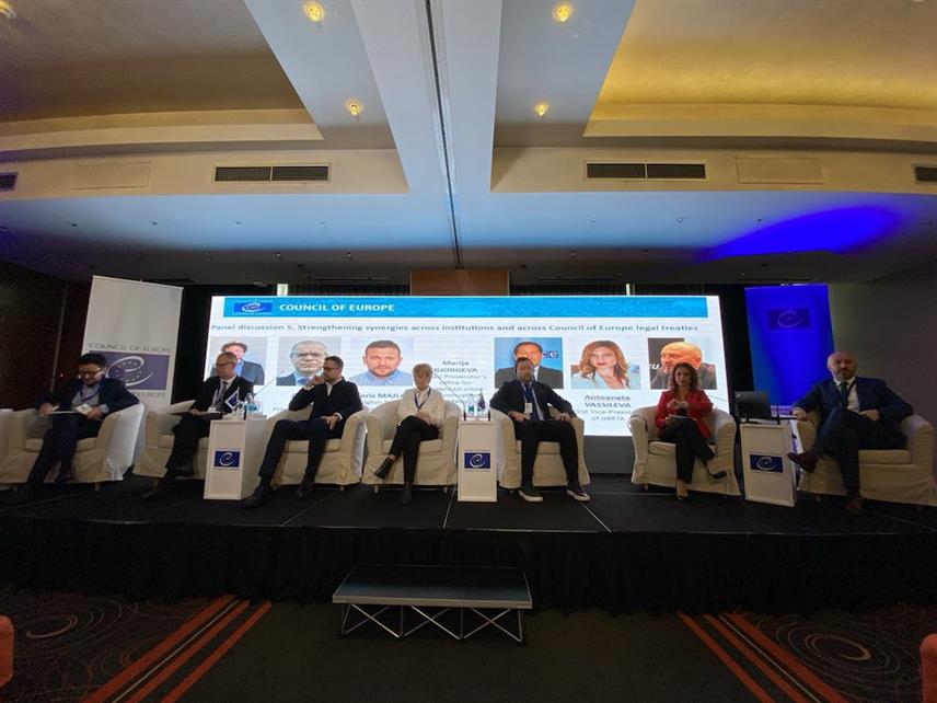 САРАЈЕВО, 3. ОКТОБРА /СРНА/ - Више од 60 домаћих и регионалних стручњака састало се на дводневној конференцији у Сарајеву, како би разговарали о изазовима везаним за борбу против трговине људима и размијенили најбоље праксе, саопштено је из канцеларије Савјета Европе у Сарајеву.