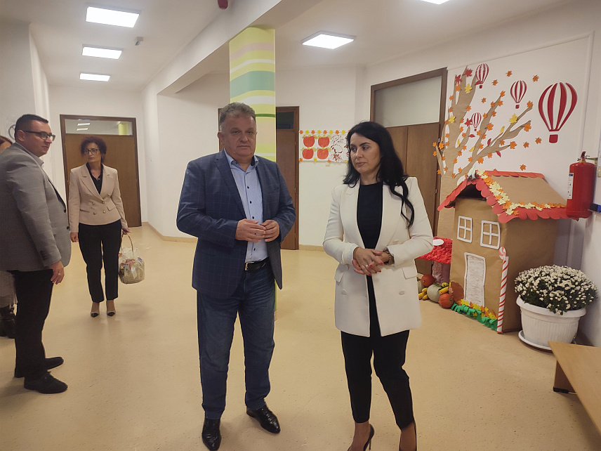 ГРАДИШКА, 3. ОКТОБРА /СРНА/ - Градоначелник Градишке Зоран Аџић током посјете вртићу у Новој Тополи, гдје је разговарао са директором Јавне предшколске установе "Лепа Радић" Сузаном Иваштанин.