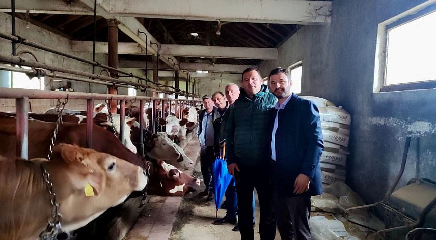 ПРИЈЕДОР, 3. ОКТОБРА /СРНА/ - Градоначелник Приједора Слободан Јавор посјетио је данас фарму Горана Марјановића у Горњој Драготињи, која има седамдесетак грла и једна је од квалитетнијих произвођача крављег млијека на подручју Приједора, саопштено је данас из Градске управе.