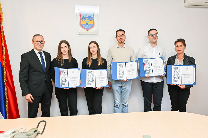 ПРЊАВОР, 3. ОКТОБРА /СРНА/ - Град Прњавор данас је за петоро студената који имају просјек оцјена виши од 9,5 уручио награду у износу од по 5.000 КМ.	