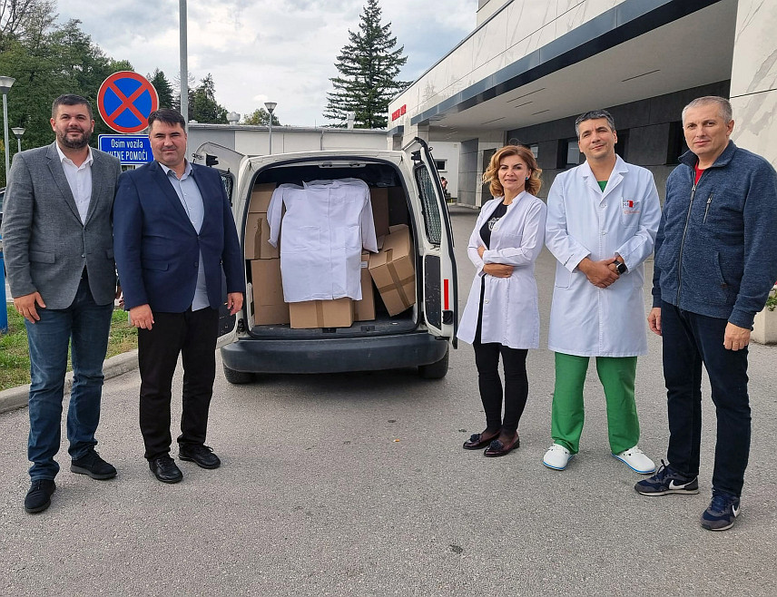 ИСТОЧНО САРАЈЕВО, 3. ОКТОБРА /СРНА/ - Компанија "Мраз" донирала је данас 1.500 униформи са мантилима за здравствене раднике Болнице "Србија" у Источном Сарајеву.	
