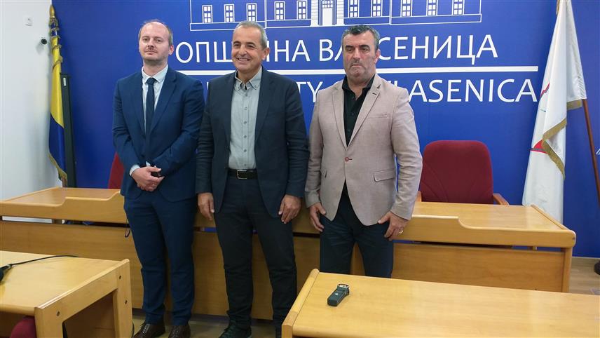 ВЛАСЕНИЦА, 3. ОКTОБРА /СРНА/ - Правобранилац Републике Српске Милимир Говедарица разговарао је данас у Власеници са начелником Мирославом Краљевићем. Састанку је присуствовао и замјеник правобраниоца са сједиштем у Власеници Владан Пејановић.	