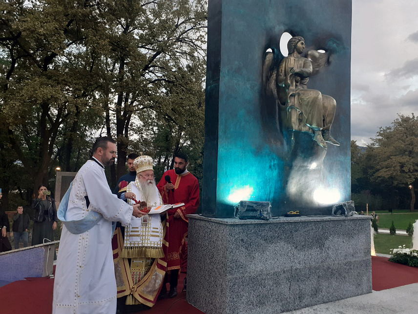 ИСТОЧНО САРАЈЕВО, 3. ОКТОБРА /СРНА/ - У Меморијалном комплексу у Источном Новом Сарајево свечано је откривен споменик "Бели анђео", а у току је освештање којем чинодејствује Његово високопреосвештенство митрополит дабробосански Хризостом.