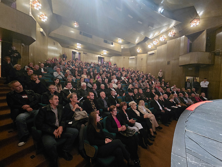 ПРИЈЕДОР, 3. ОКТОБРА /СРНА/ - У Приједору је вечерас одржана завршна трибина СДС-а.	