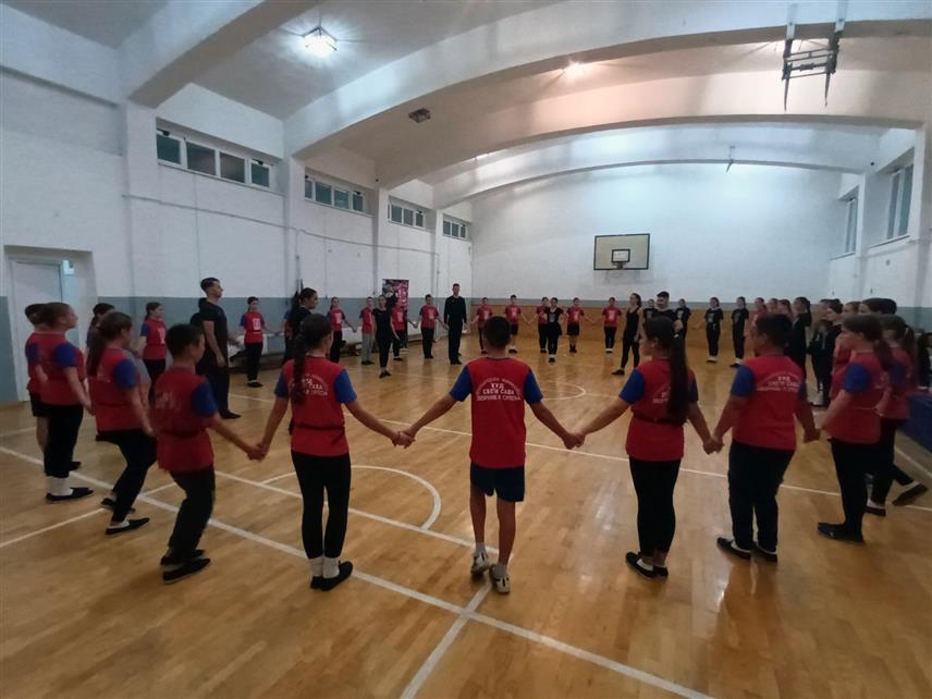 ЗВОРНИК, 3. ОКТОБРА /СРНА/ - Национални ансамбл "Коло" из Србије вечерас је у Зворнику одржао едукацију за дјецу основношколског узраста од петог до осмог разреда, у оквиру пројекта "Колова дјечија колонија", чиме је почела манифестација "Дани Србије у Српској".	