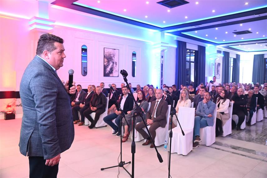 БИЈЕЉИНА, 3. ОКТОБРА /СРНА/ - Предизборни скуп Уједињене Српске одржан вечерас у Бијељини, на којем се окупило неколико стотина људи.	