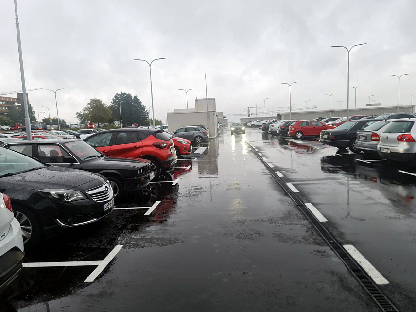 БАЊАЛУКА, 3. ОКТОБРА /СРНА/ - Дио гараже Универзитетског клиничког центра Републике Српске у Бањалуци од неколико стотина паркинг-мјеста од јутрос је у употреби.