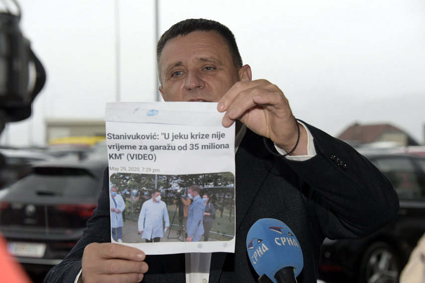 БАЊАЛУКА, 3. ОКТОБРА /СРНА/ - Прва етажа гараже Универзитетског клиничког центра /УКЦ/ са 560 паркинг-мјеста од данас је на располагању пацијентима и запосленим у овој здравственој установи, што ће увелико ријешити проблем огромних гужви.