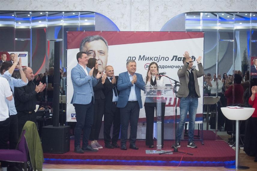 БИЈЕЉИНА, 4. ОКТОБРА /СРНА/ - Кандидат СНСД-а за градоначелника Бијељине Микајло Лазић и одборнички кандидати странке у разговору и дружењу са становницима мјесних заједница Соколски дом, Галац и Центар.