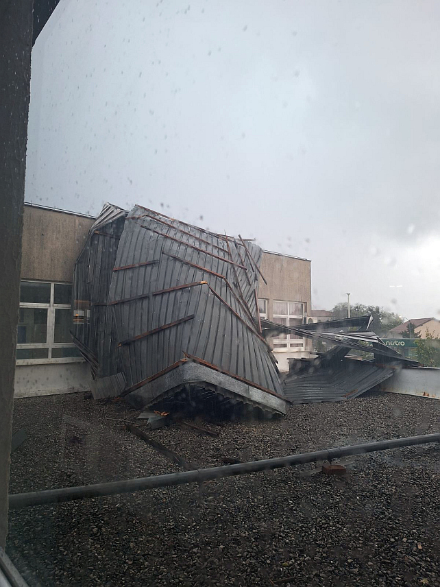 МОСTАР, 4. ОКTОБРА /СРНА/ - Невријеме у Билећи однијело је кров са зграде Гимназије Невесиње, настава је обустављена, а штета је велика.