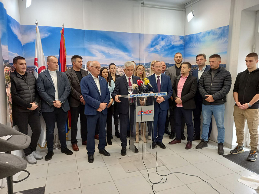 БАЊАЛУКА, 4. ОКТОБРА /СРНА/ - Предсједник ДЕМОС-а Недељко Чубриловић завршној конференцији за новинаре у Бањалуци.