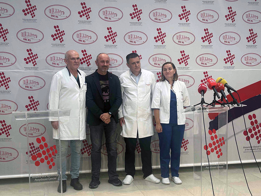 БАЊАЛУКА, 4. ОКТОБРА /СРНА/ - Главни медицински техничар Ургентног центра Ранко Палачковић, предсједник организације ампутираца УДАС Жељко Волаш, генерални директор УКЦ-а Републике Српске Владо Ђајић и Начелник Ургентног центра Универзитетског клиничког центра /УКЦ/ Републике Српске Славица Зељковић.