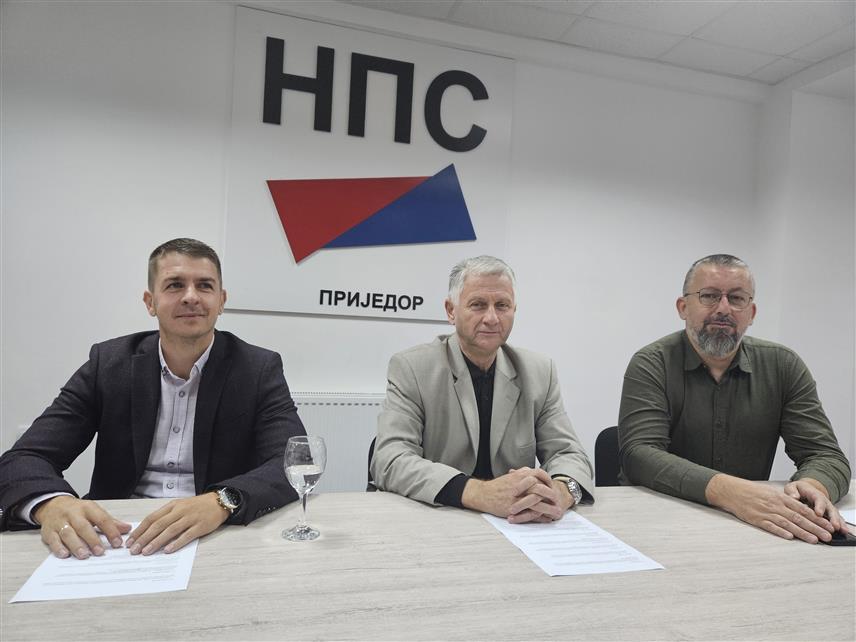 ПРИЈЕДОР, 4. ОКТОБРА /СРНА/ - Кандидат Народне партије Српске /НПС/ за одборника у Скупштини града Приједора Далибор Дрљача и кандидати НПС-а за одборнике Данијел Кусоњић и Горан Вукоје на конференцији за новинаре.