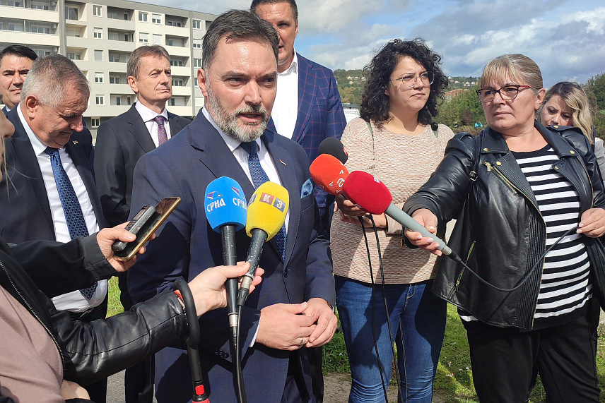 ИСTОЧНО САРАЈЕВО, 4. ОКTОБРА /СРНА/ - Министар спољне трговине и економских односа у Савјету министара Сташа Кошарац у изјави новинарима у Источном Сарајеву гдје је присуствовао почетку изградње гасовода "Бинго" - Бијело Поље.