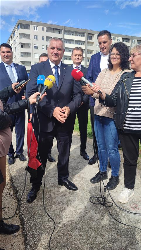 ИСТОЧНА ИЛИЏА, 4. ОКТОБРА /СРНА/ - Предсједник Владе Републике Српске Радован Вишковић у обраћању новинарима у Источној Илиџи.