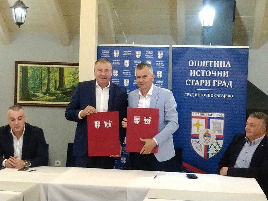 ИСТОЧНИ СТАРИ ГРАД, 4. ОКТОБРА /СРНА/ - Начелник општине Источни Стари Град Бојо Гашановић и предсједник општине Чајетина /Златибор/ у Србији Милан Стаматовић потписали су споразум о сарадњи у туризму којим ће се помоћи реализација пројеката на Требевићу, а који су конципирани на заштити животне средине.