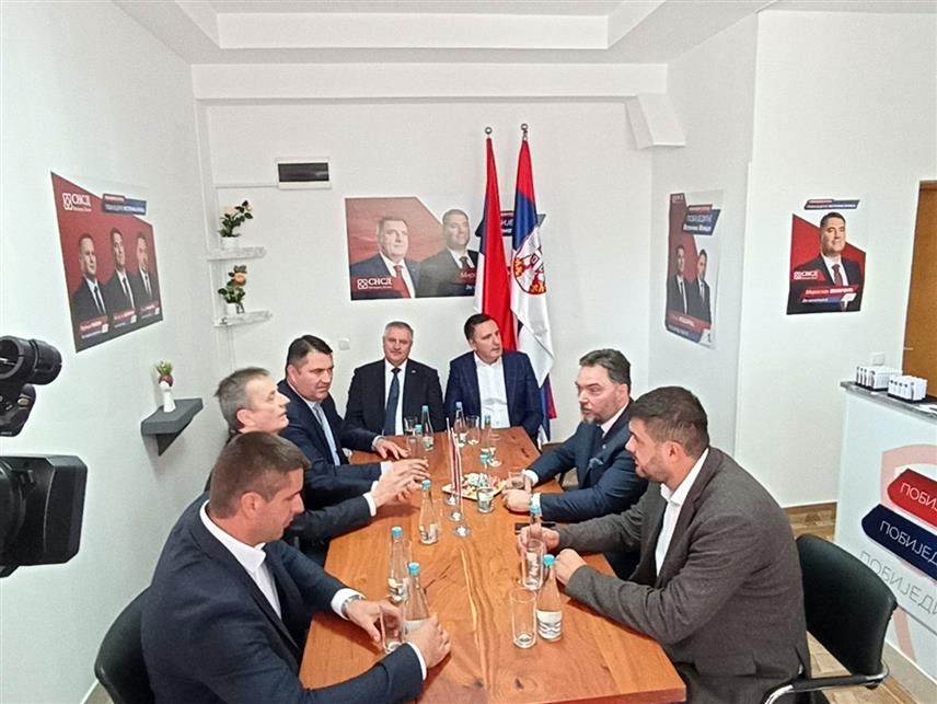 ИСТОЧНО САРАЈЕВО, 4. ОКТОБРА /СРНА/ - Предсједник Извршног одбора Српске напредне странке /СНС/ Дарко Глишић и потпредсједник СНСД-а Радован Вишковић посјетили су данас нове просторије СНСД-а у Источној Илиџи.