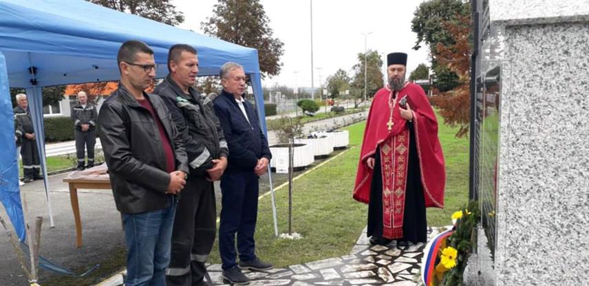 БРОД, 4. ОКТОБРА /СРНА/ - У кругу бродске Рафинерије нафте данас је служен помен за девет радника овог предузећа и 11 њих који су погинули као припадници Војске Републике Српске.