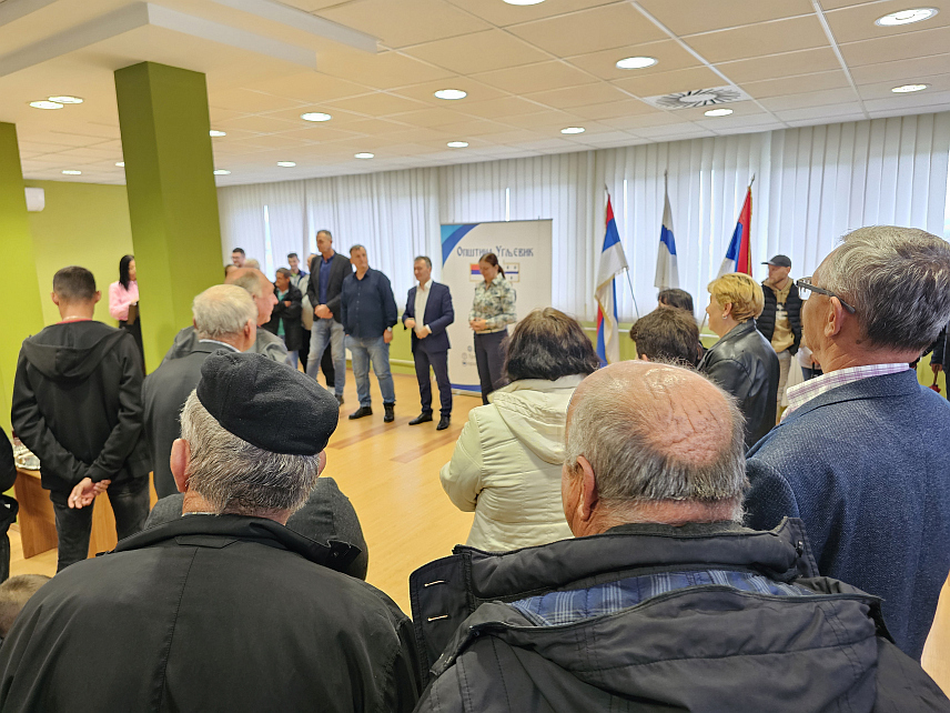 УГЉЕВИК, 4. ОКТОБРА /СРНА/ - Начелник општине Угљевик Василије Перић уручио је данас за 450 пољопривредних произвођача рјешења о подстицају из области пољопривреде у вриједности од 386.716 КМ, што је обезбијеђено из локалног буџета.