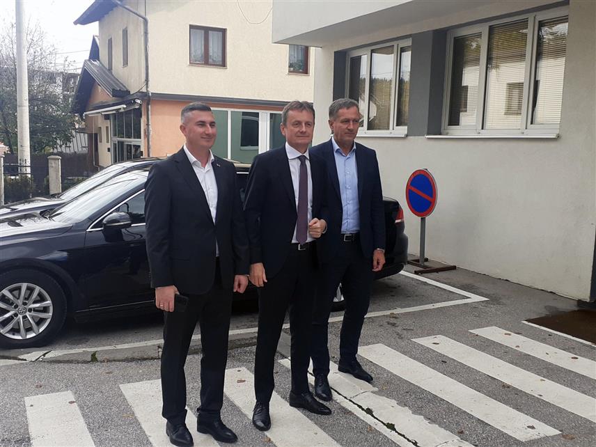 ПАЛЕ, 4. ОКТОБРА /СРНА/ - Народни посланик Дамјан Шкипина, министар Србије за јавна улагања Дарко Глишић и начелник општине Пале Бошко Југовић.